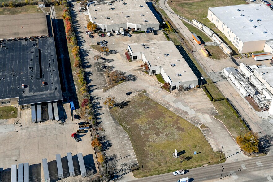 More Photos Of 13435 Jupiter Rd, Dallas Distribution For Lease