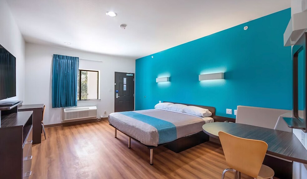 More Photos Of 209 Cedar Ln, Channelview Hotel For Sale