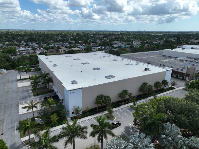 More Photos Of 7481 Riviera Blvd, Miramar Warehouse For Lease