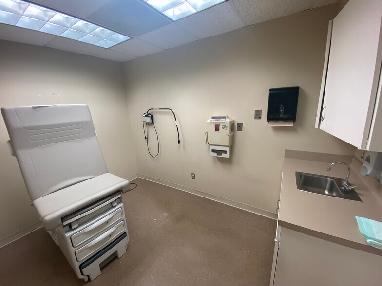 More Photos Of 1718 S Henderson Blvd, Kilgore Medical For Lease