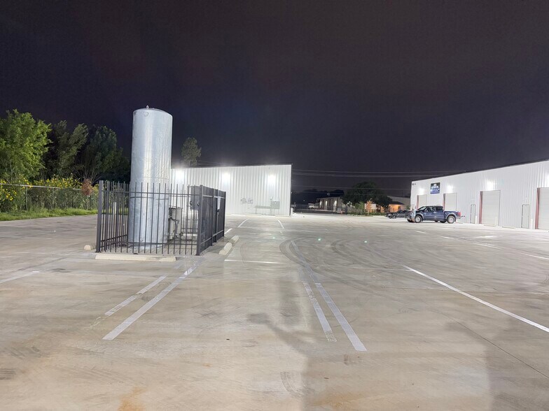 More Photos Of 10115 Belknap Rd, Sugar Land Warehouse For Lease