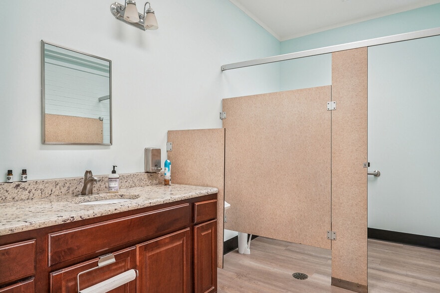 More Photos Of 396 W Main St, Lewisville Medical For Sale