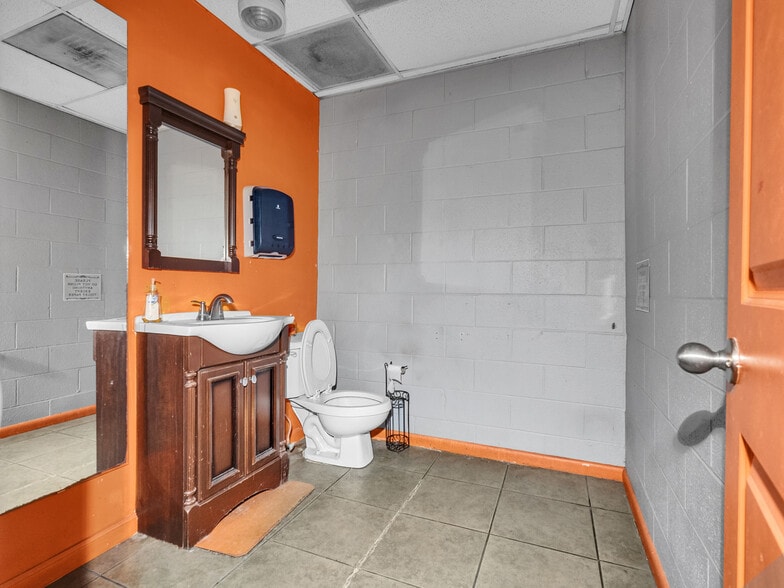 More Photos Of 815 Emancipation Ave, Houston Industrial For Sale