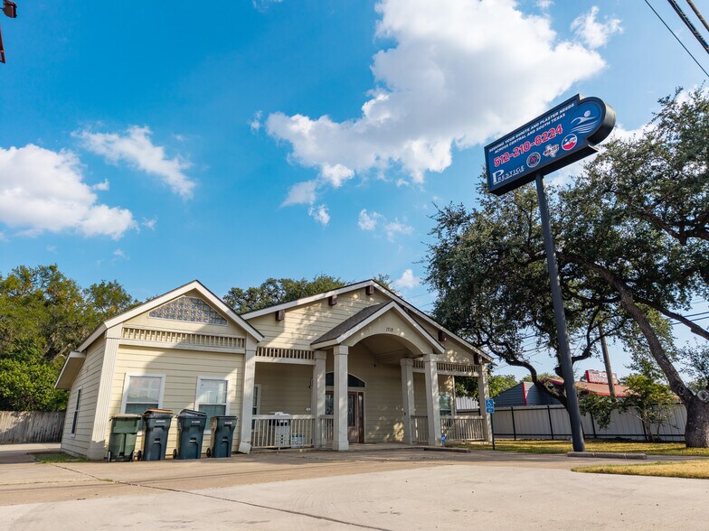 More Photos Of 1712 N Interstate 35, San Marcos Office For Sale