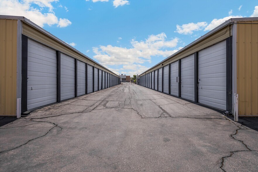 More Photos Of 811-823 S Williams Rd, Palm Springs Self Storage For Sale