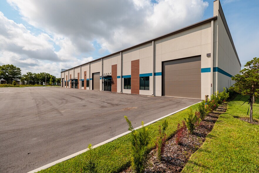 More Photos Of 1530 Kendrick Ln, Lakeland Warehouse For Lease