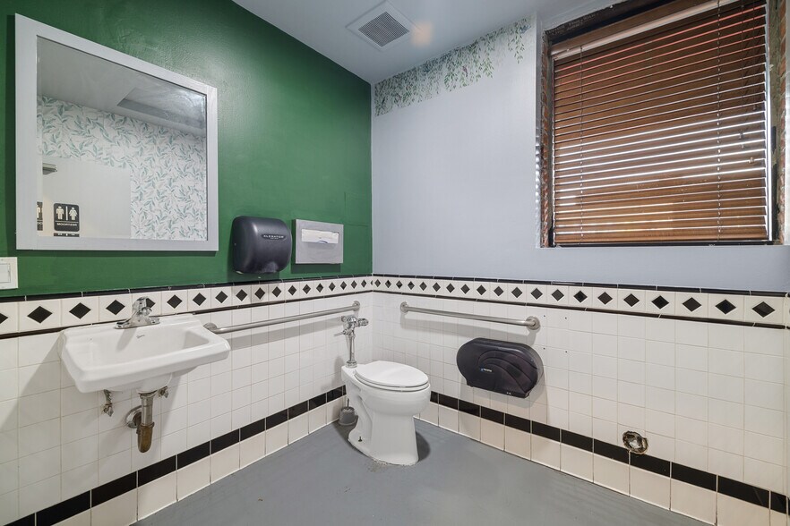 More Photos Of 1156-1160 N Highland Ave, Los Angeles Storefront Retail Residential For Lease