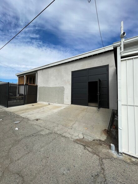 More Photos Of 14750 Arminta St, Panorama City Warehouse For Lease