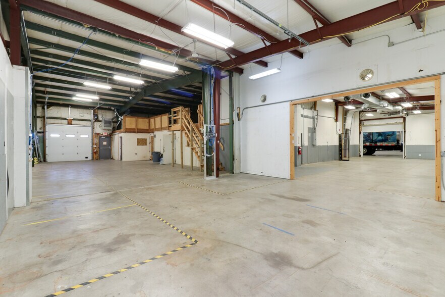 More Photos Of 106 Oak Creek Plz, Bloomington Warehouse For Lease