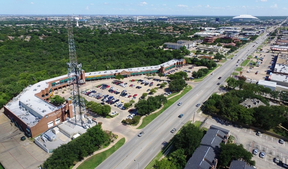 More Photos Of 2301 N Collins St, Arlington Unknown For Lease