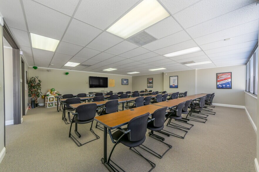 More Photos Of 2850 NE Kendallwood Pky, Kansas City Loft Creative Space For Sale