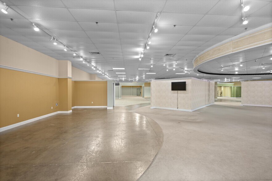 More Photos Of 1211 SW 17th St, Ocala Freestanding For Lease