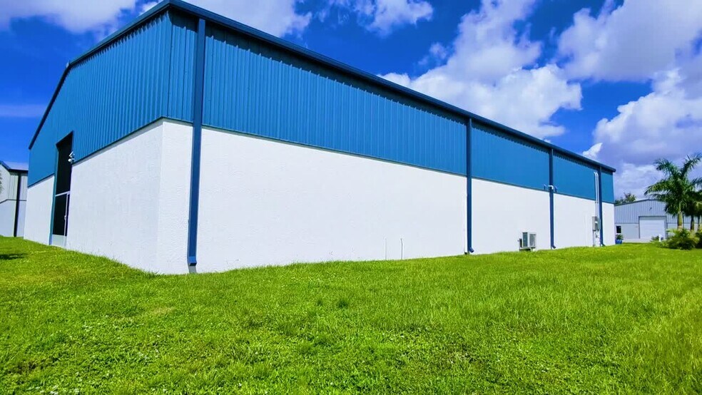 More Photos Of 2328 72nd Dr E, Sarasota Warehouse For Sale