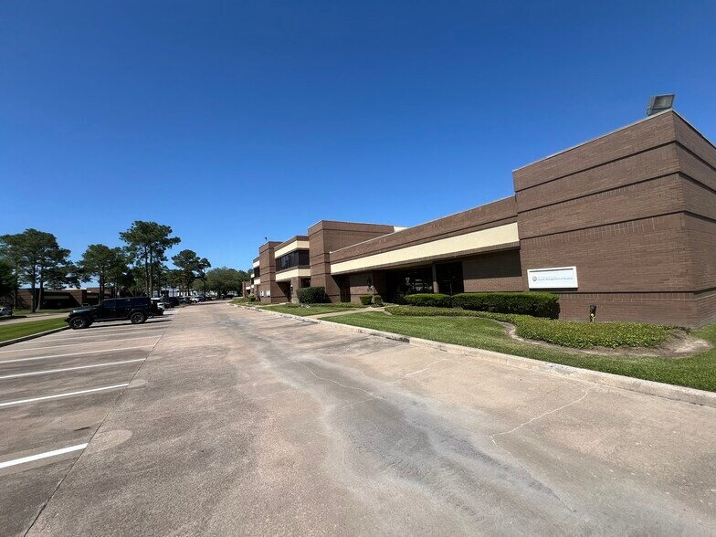 More Photos Of 9776 Whithorn Dr, Houston Showroom For Lease