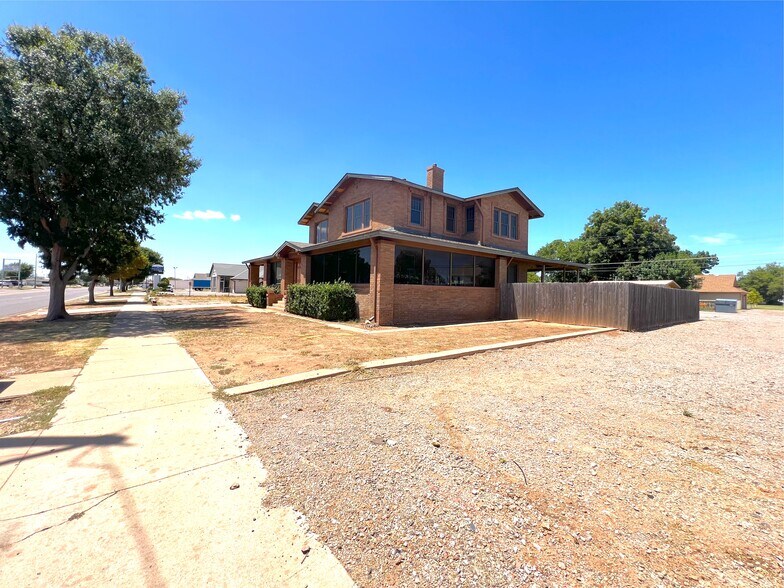 More Photos Of 621 E Broadway St, Altus Office Residential For Sale