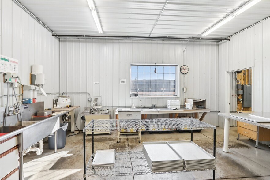 More Photos Of 680 Enterprise Dr, Lake Mills Freestanding For Lease