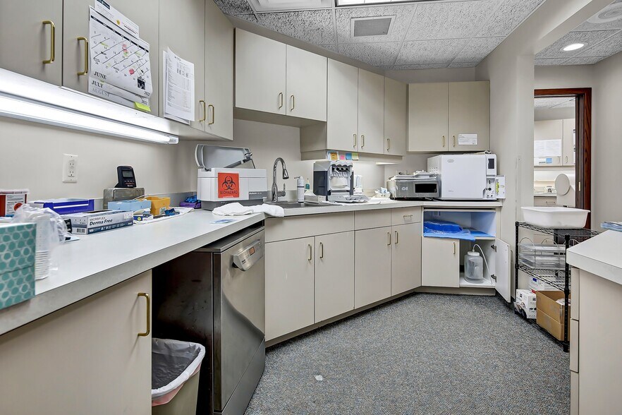 More Photos Of 1511 Northway Dr, Saint Cloud Medical For Sale