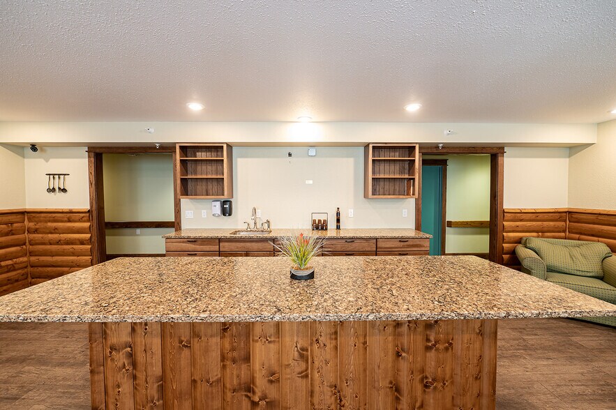 More Photos Of 461 Munson Ave, Traverse City Hotel For Sale