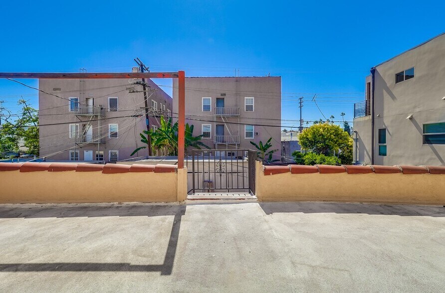 More Photos Of 833 N Ridgewood Pl, Los Angeles Apartments For Sale
