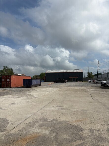More Photos Of 326 Almedia Rd, Saint Rose Warehouse For Lease