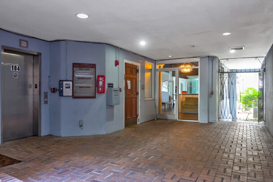 More Photos Of 182-184 E Bay St, Charleston Storefront Retail Office For Lease