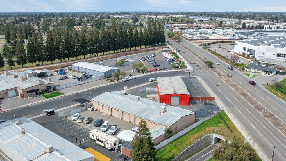 More Photos Of 361 N Minnewawa Ave, Clovis Service For Sale