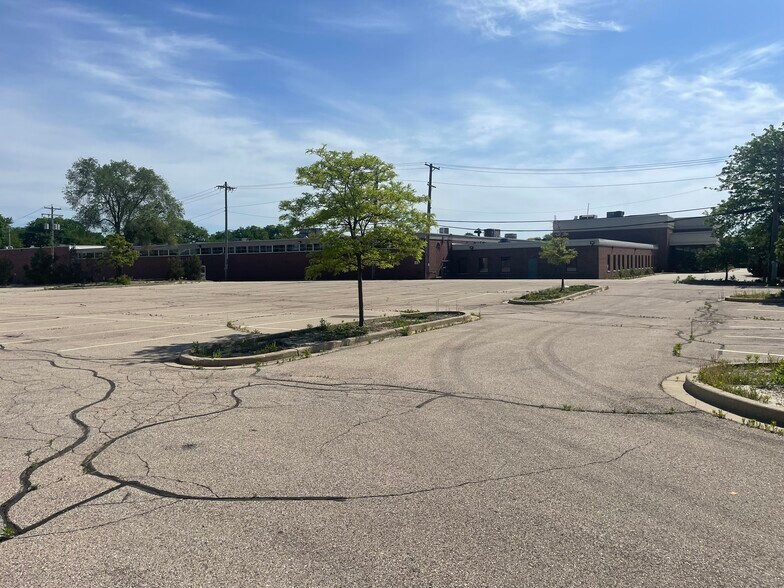 More Photos Of 10920 W Lincoln Ave, Milwaukee Distribution For Lease