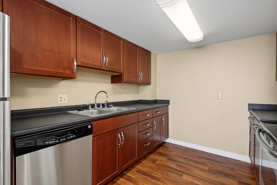 More Photos Of 615 Park St, Des Moines Apartments For Sale