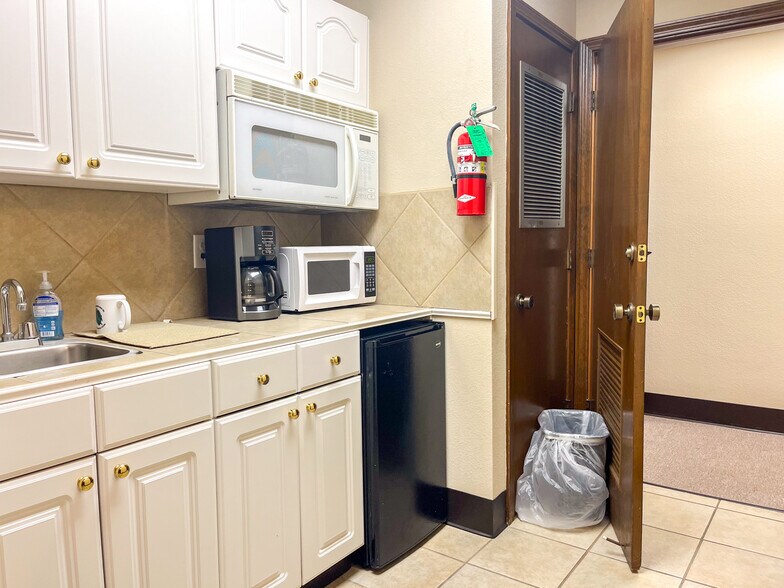 More Photos Of 4137 S Sherwood Forest Blvd, Baton Rouge Office For Lease