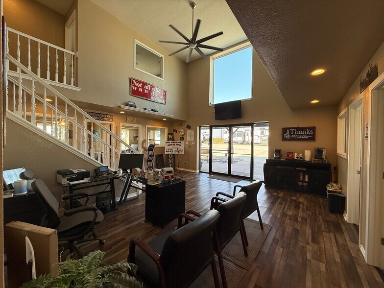 More Photos Of 13239 S Interstate 35, Valley View Manufacturing For Lease