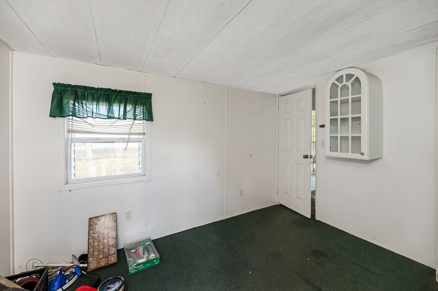 More Photos Of 3905 32nd St, Port Huron Truck Terminal For Sale