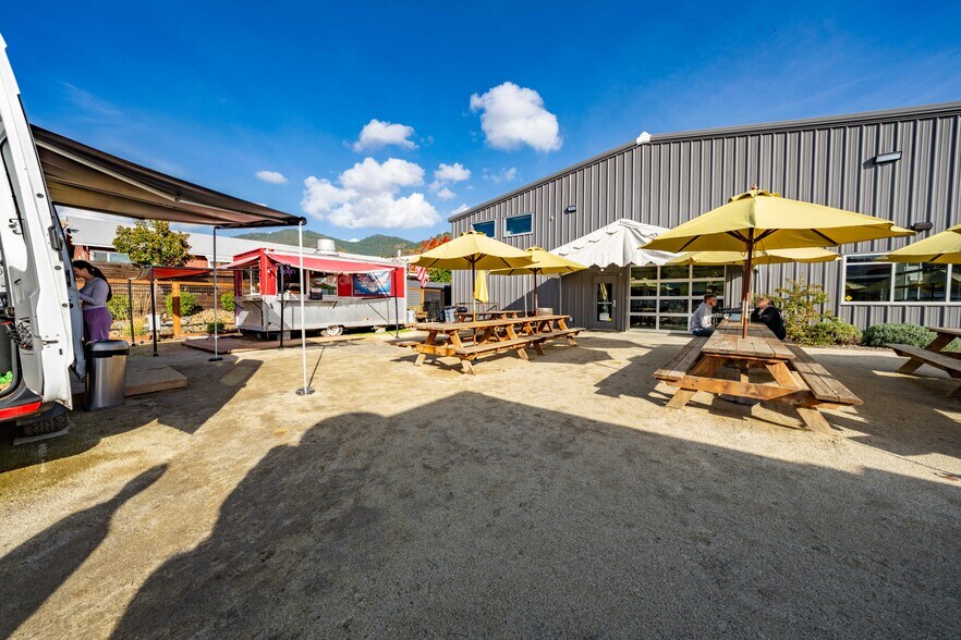 More Photos Of 1863 NW Washington Blvd, Grants Pass General Retail For Sale