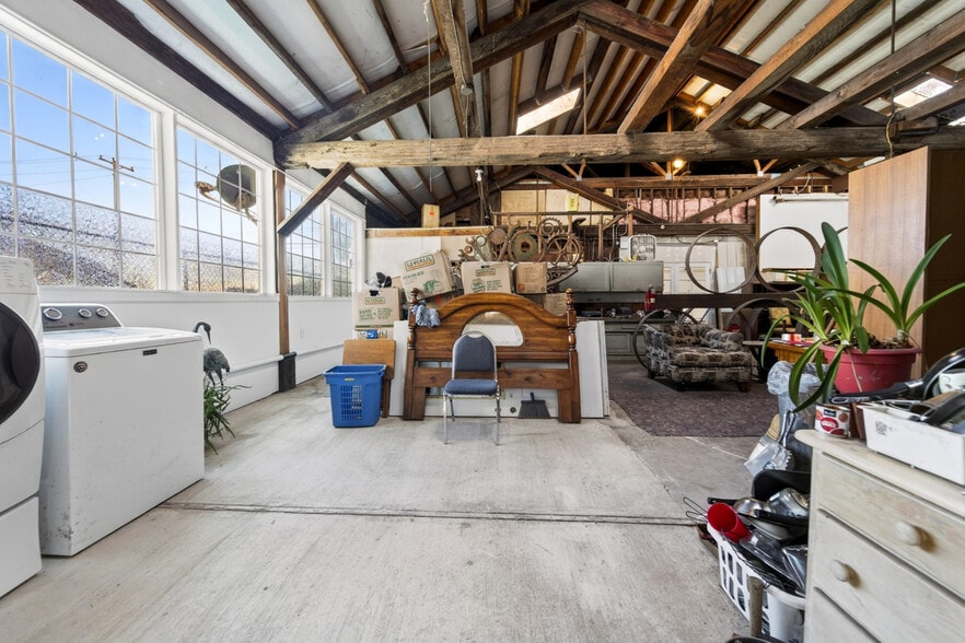More Photos Of 77231 Highway 101, Gardiner Storefront Retail Residential For Sale