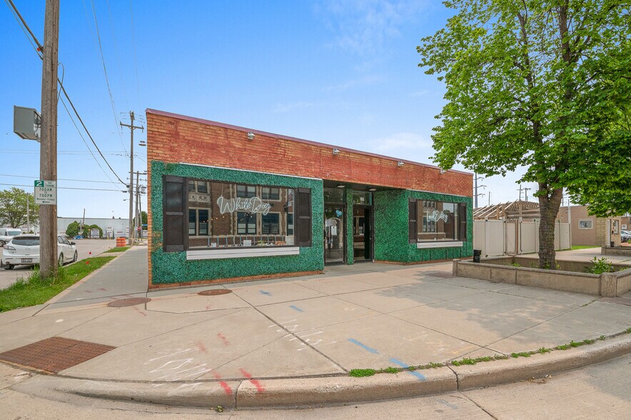 More Photos Of 201 S Broadway, Green Bay Restaurant For Sale