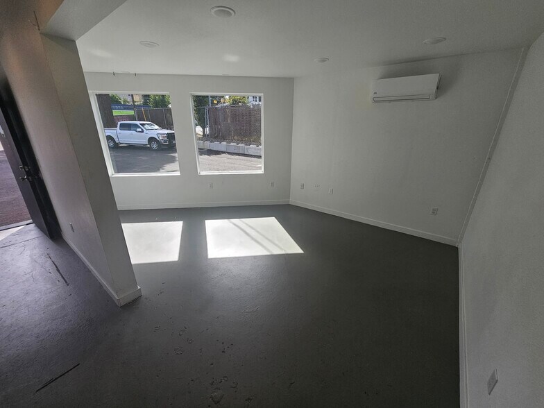 More Photos Of 5833 NE Portland Hwy, Portland Flex For Sale