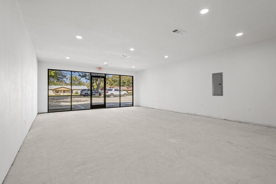 More Photos Of 717 E Liberty St, Pilot Point Storefront Retail Office For Lease