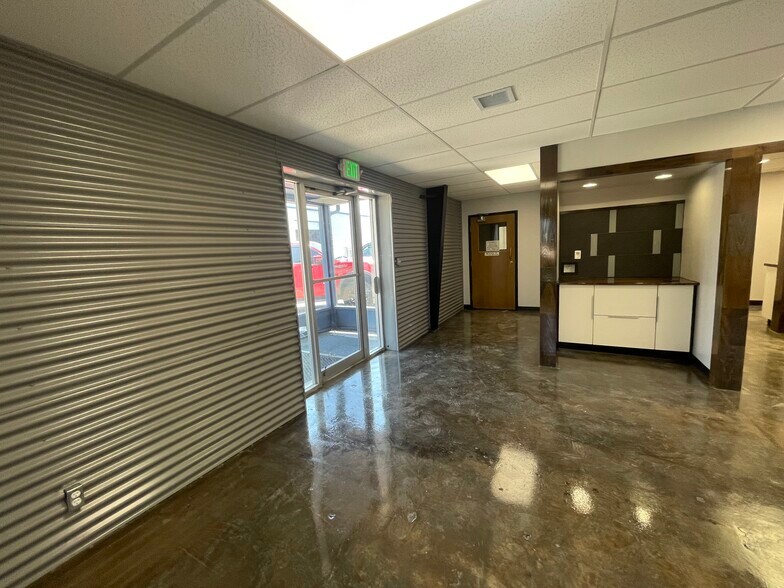 More Photos Of 9906 E 55th Pl, Tulsa Distribution For Sale