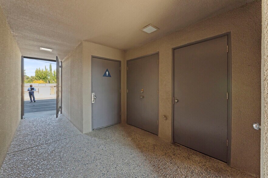 More Photos Of 1606 W Mineral King Ave, Visalia Office For Sale