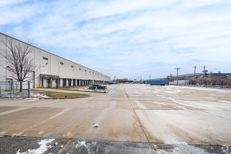 More Photos Of 11101 Franklin Ave, Franklin Park Distribution For Lease