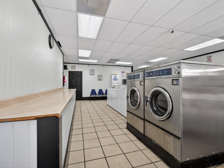 More Photos Of 217 State St, Ashley General Retail For Sale