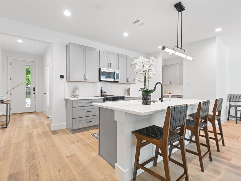 More Photos Of 7811 Mohawk Dr, Dallas Apartments For Sale