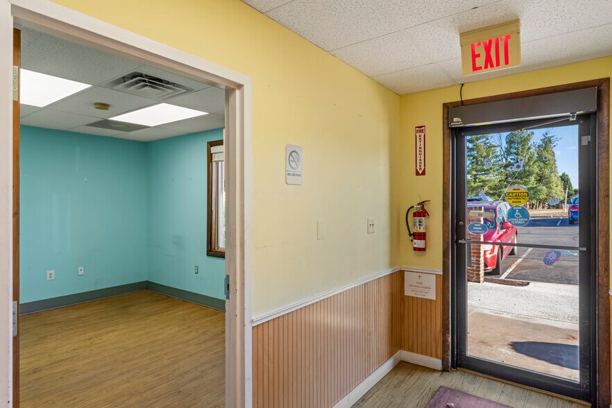 More Photos Of 9380 Forestwood Ln, Manassas Office For Lease