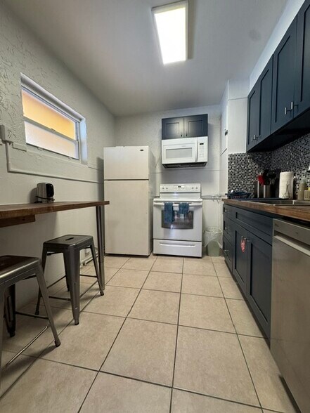 More Photos Of 300 Georgia St, Hollywood Apartments For Sale