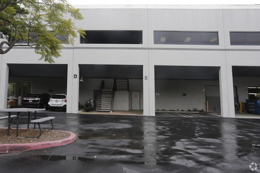 More Photos Of 5701 Buckingham Pky, Culver City Warehouse For Lease