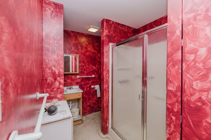 More Photos Of 110 N Poplar St, Hutchinson Warehouse For Sale
