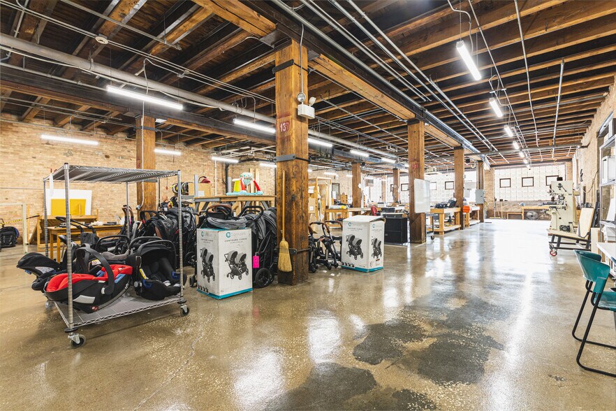 More Photos Of 1100-1114 W Monroe St, Chicago Showroom For Lease