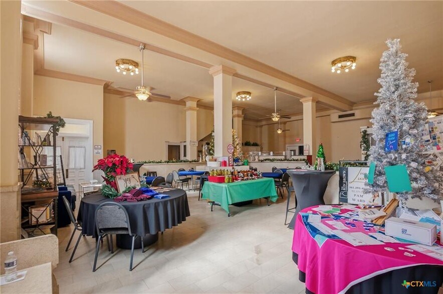 More Photos Of 207 W Grand Ave, Yoakum Flex For Sale