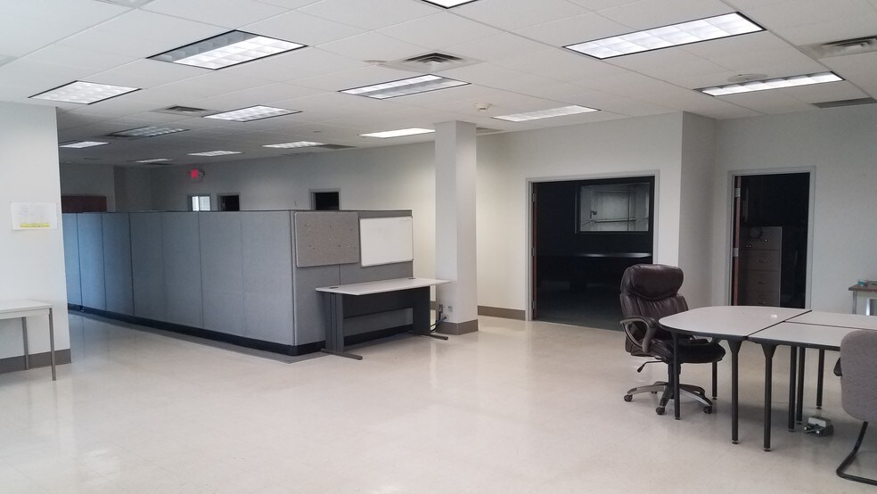 More Photos Of 2786 E Crescentville Rd, West Chester Warehouse For Lease