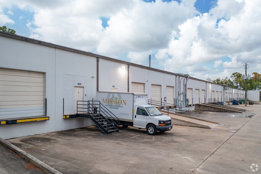 More Photos Of 500-525 Garden Oaks Blvd, Houston Warehouse For Lease