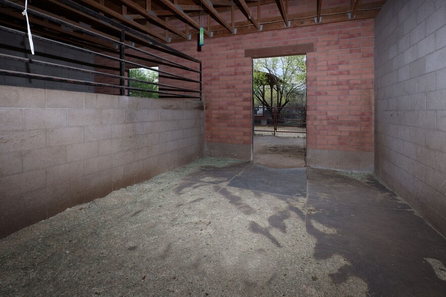 More Photos Of 13105 E Placita Las Avenas, Tucson Horse Stables For Sale